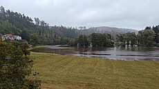 �eka Svratka v Dale�ín� na ��ársku, kde platí t�etí povod�ový stupe�, opustila...