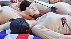 Aktivisté z organizace PETA p�i protestu proti pou�ívaní ko�e�in z medv�da...