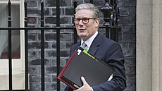 Keir Starmer ped Downing Street 10 (11. záí 2024)