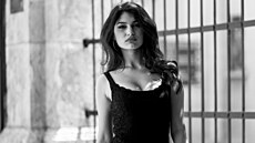 Po jeho ulicích jako by tanila. Po neznámém mst exotická kráska kráí s...