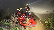 Policisté spole�n� s hasi�i propátrávají �eku Labe. Pátrají po �lov�ku, který...