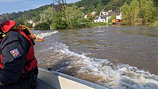 Policisté spole�n� s hasi�i propátrávají �eku Labe. Pátrají po �lov�ku, který...