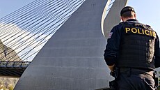 Policisté spole�n� s hasi�i propátrávají �eku Labe. Pátrají po �lov�ku, který...