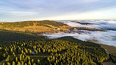 Pohled na nejvy��í vrchol n�mecké �ásti Kru�ných hor a m�ste�ko Kurort...