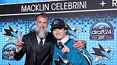 Macklin Celebrini (vpravo) se fotí p�i draftu do NHL s klubovou legendou Sharks...