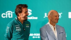 �pan�lský pilos Fernando Alonso (vlevo)je z p�íchodu Adriana Neweyho (vpravo)...