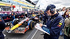 Adrian Newey si zapisuje poznámky.