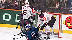 Sparanský obránce Michal Moravík (73) dohrává berlínského útoníka Leana...