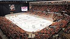 Tohle je kulisa na hokejovou Ligu mistr� v Sheffieldu. Fanou�ci zaplnili...
