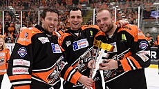 Zleva �e�tí hokejisté Tomá� Duba, Josef Hrabal a Marek Tron�inský se s...