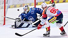 Pardubický útoník Robert Kousal pekonává kladenského gólmana Adama Brízgalu.