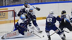 Zmatky v brn�nské defenziv�, kterou se prokousává liberecký úto�ník Martin...