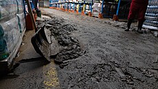 Ve skladech nyní odklízí nánosy bahna, které za sebou voda zanechala. (17. záí...