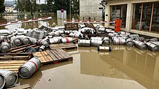 Nerezové sudy se valily z výrobního podniku v Krnov�.(16. zá�í)