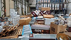 Ve skladech není nic na svém míst�, odklízecí práce budou trvat n�kolik dní i...