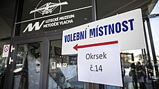 P�íprava volební místnosti v v Leteckém muzeu Metod�je Vlacha v Mladé...