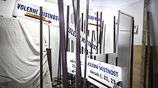 P�íprava volební místnosti v v Leteckém muzeu Metod�je Vlacha v Mladé Boleslavi.