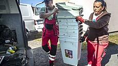 P�íprava volební místnosti v v Leteckém muzeu Metod�je Vlacha v Mladé...