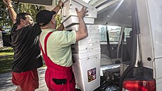 P�íprava volební místnosti v v Leteckém muzeu Metod�je Vlacha v Mladé...