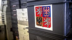 P�íprava volební místnosti v v Leteckém muzeu Metod�je Vlacha v Mladé...