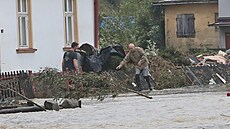 Lidem, kte�í kv�li povodni p�i�li o d�m, mají nové bydlení zajistit i státní pozemky.