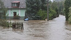 Zátor na Bruntálsku, který vyplavil místní potok. (14. zá�í 2024)