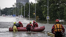 Rozvodnná eka Odra v Ostrav. Evakuace osob. Protrení hráze. (16. záí 2024)