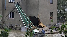 Studený Zejf. Místní se vracejí ke svým obydlím, které poni�ila �eka B�lá....