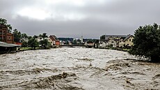 Mikulovice elí následkm niivé povodn. eka Blá se tu rozlila, místy si...