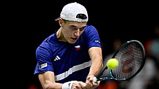 Jakub Men�ík hraje bekhend v utkání Davis Cupu ve Valencii proti Austrálii.