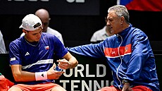 Jakub Men�ík se radí s kapitánem Jaroslavem Navrátilem v utkání Davis Cupu ve...