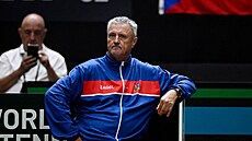 Kapitán Jaroslav Navrátil sleduje utkání Davis Cupu ve Valencii proti Austrálii.