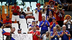 �e�tí fanou�ci povzbuzují reprezentanty ve skupin� Davis Cupu ve Valencii.