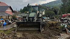 Vojáci pomáhají zvládat následky ni�ivé povodn� v Jeseníku.