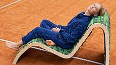 Výroba jejího lehátka, které prodává za 2 900 dolar�, trvá p�ibli�n� t�i a�...