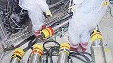 Pracovníci spolenosti TEPCO peskupují potrubí potebné k získání vzork...