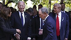 Republikánský kandidát na prezidenta USA  Donald Trump si na piet� za ob�ti...