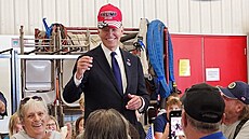 Prezident Joe Biden si nasadil volební kiltovku exprezidenta a kandidáta...