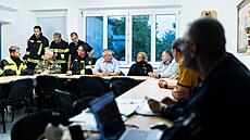 Rakouský kanclé� Karl Nehammer zkoumá povod�ovou situaci v obci Hadersdorf am...