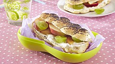 Makovky s tvarohovou pomaznkou a ovocem 