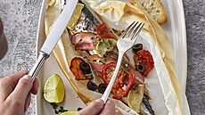 Pe�en� makrela s raj�aty a limetkou