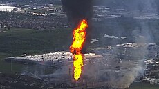 Ameri�tí hasi�i bojují s po�árem na p�edm�stí Houstonu. Explodovalo tam...