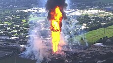 Ameri�tí hasi�i bojují s po�árem na p�edm�stí Houstonu. Explodovalo tam...