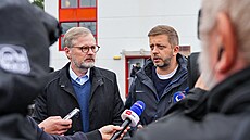 Premiér Petr Fiala a ministr vnitra Vít Raku�an p�i náv�t�v� povodn�mi...