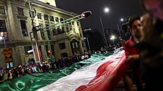 Lidé demonstrují poblí náhradního sídla mexického Senátu. (10. záí 2024)