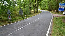 Specifická je silnice II/327, její úsek v délce necelých dvou km obklopují z...