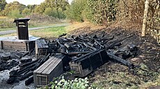 Poárem zdevastované grilovit po posledním nájezdu vandal, které pedurilo...