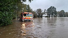 Choce�tí hasi�i museli b�hem povodní mezi Plch�vkami a Újezdem vysvobozovat...