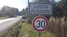 Dopravní znaení ve Stedoeském kraji psobí nepehledn. Na snímku Lhota...