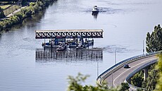 P�eprava nadm�rné konstrukce ke Dvoreckému mostu